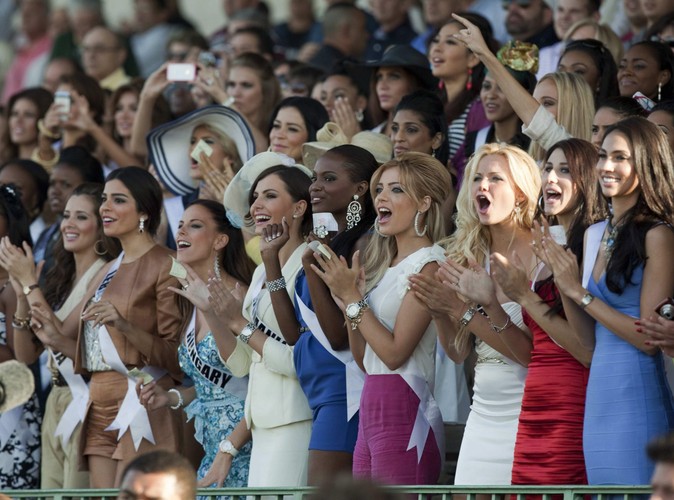 Kandydatki na torze wyścigów konnych w Sao Paulo