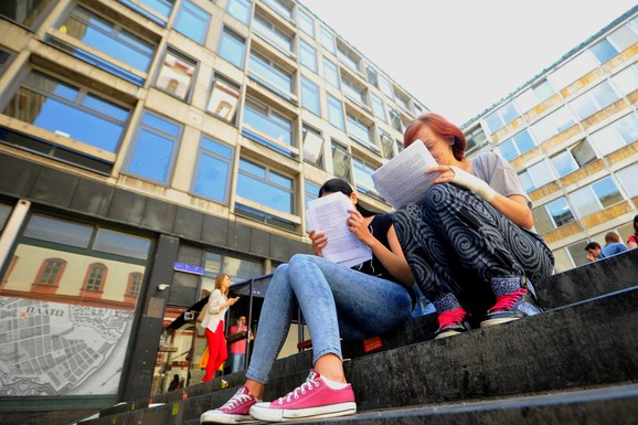 MLADI I DALJE MASOVNO BEŽE OD NASTAVNIČKIH SMEROVA Na ovom fakultetu u Beogradu situacija je ubedljivo najkritičnija: "Upisala su se samo 2 brucoša"