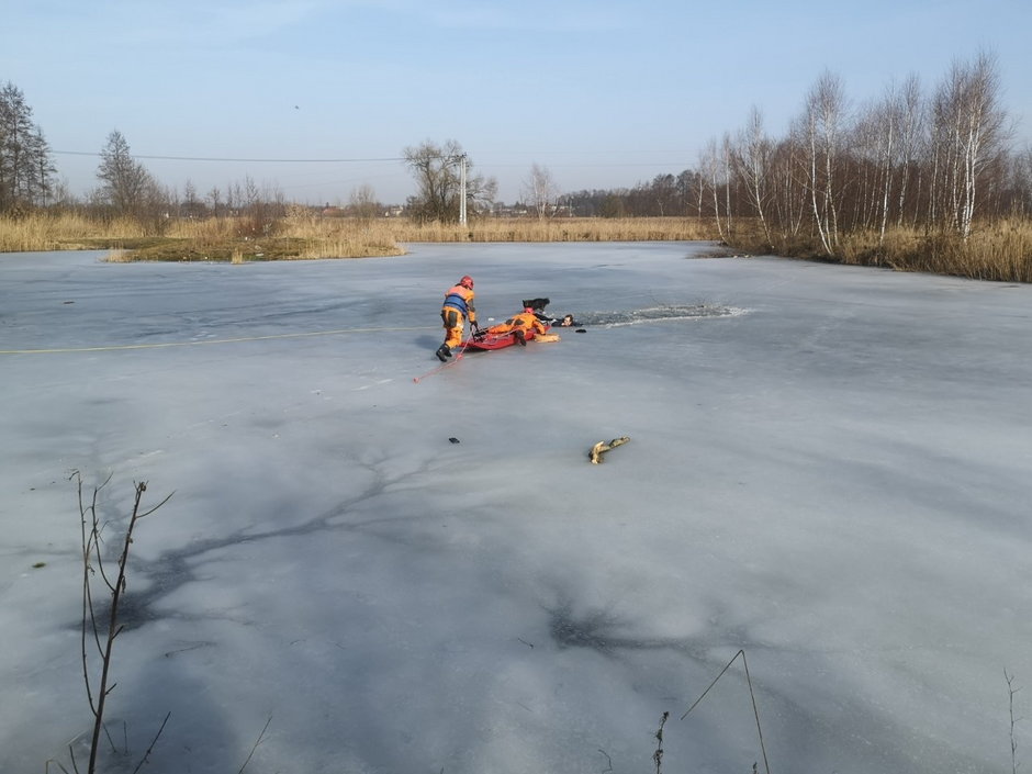 Łask - ratowanie spod lodu