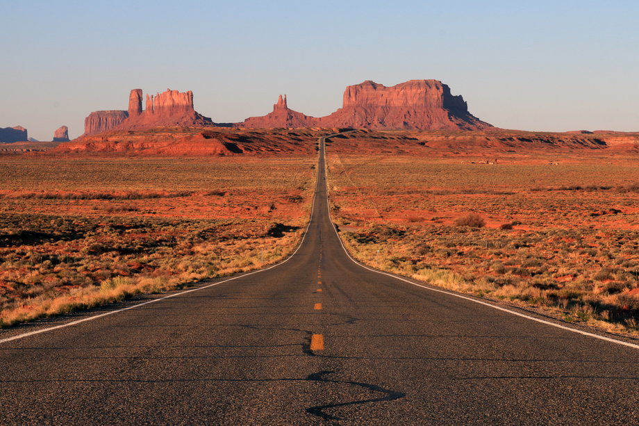 Scenic Byway to jedna z dróg wyróżniona przez Departament Transportu Stanów Zjednoczonych pod względem cech archeologicznych, historycznych i krajobrazowych. Scenic Byway 163 rozciąga się od granicy z Arizoną poprzez Utah Monument Valley. Podczas jazdy można podziwiać czerwone skały i pustynie.