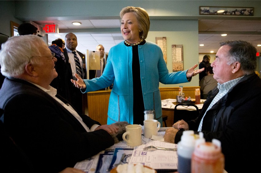 Osoblje Hilari Klinton se zagreva nakon što što je bivša prva dama jedva osvojila izbore u Ajovi