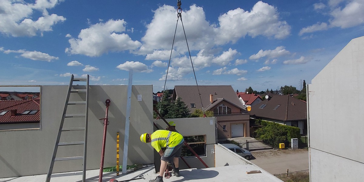 Dzięki zastosowaniu prefabrykatów w budownictwie, możliwe jest szybkie tworzenie nie tylko jednorodzinnych domów, ale również większych inwestycji.