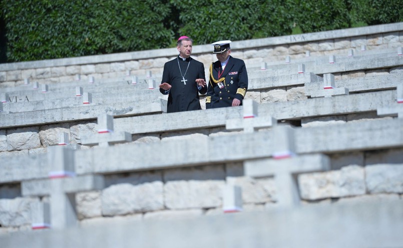 Biskup polowy Wojska Polskiego Juliusz Guzdek (L) i ks. komandor Janusz Bąk (P) na Monte Cassino