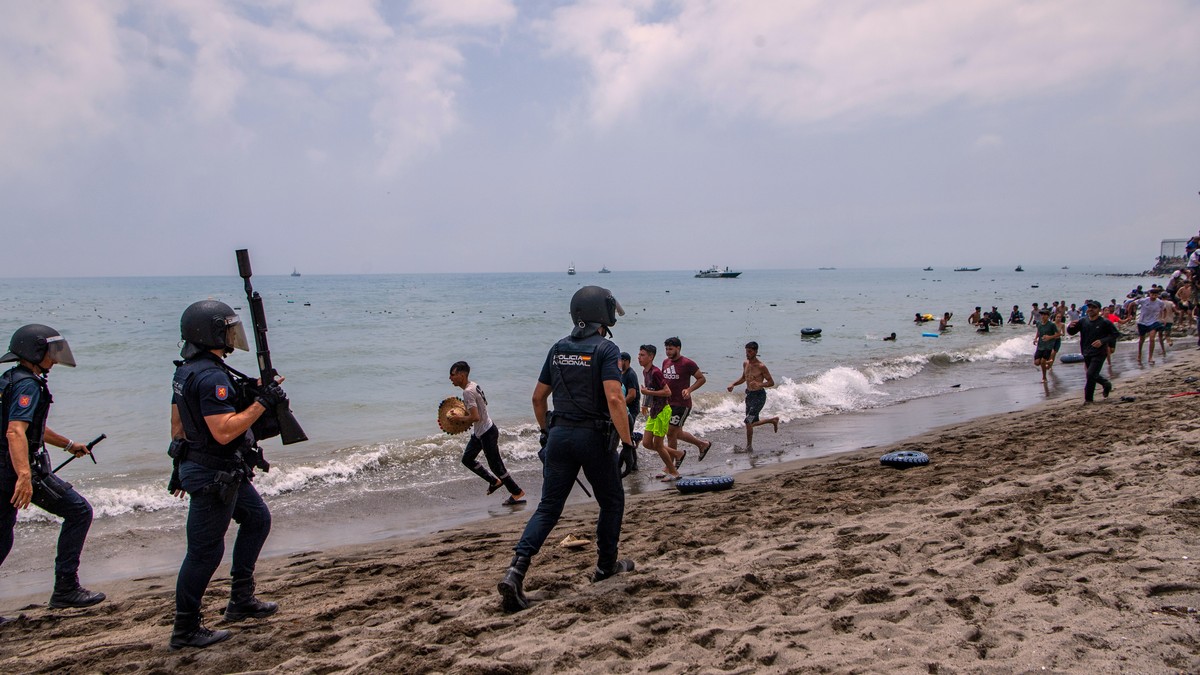 Migranti pokušavaju da pređu iz Maroka u špansku enklavu Seutu, Španija digla vojsku
