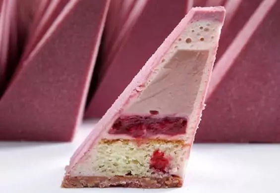 Tort z różowej czekolady, który powstał przy pomocy programu graficznego. Smakowy algorytm