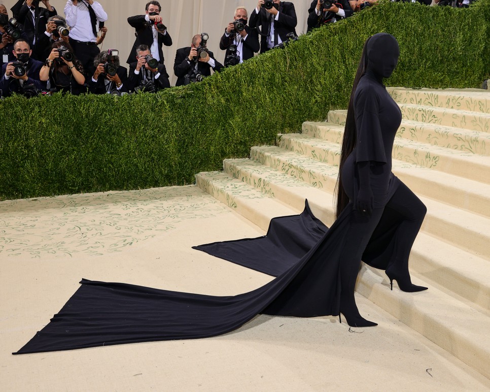 Kim Kardashian a 2021-es Met gálás szettjével minden vörös szőnyeges szabályt felülírt