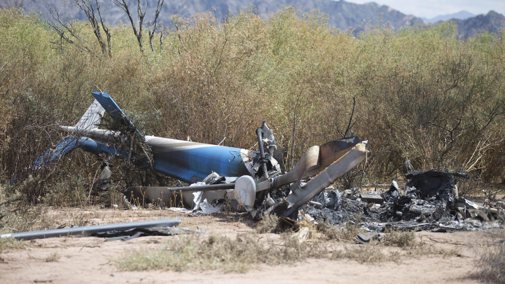Počas natáčania spadli dve lietadlá a zomrelo 10 ľudí.