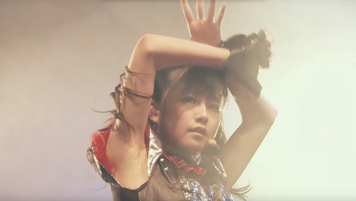 Babymetal podbija świat! Dziewczyny, które założyły zespół w Japonii od pięciu lat wykonują heavy metal i świetnie im to wychodzi. Poniżej możecie obejrzeć zwiastun ich koncertowych DVD, na których zobaczycie, jakim fenomenem jest Babymetal.