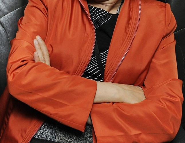 Z kolei skrzyżowane ramiona sprawiają wrażenie wrogości.