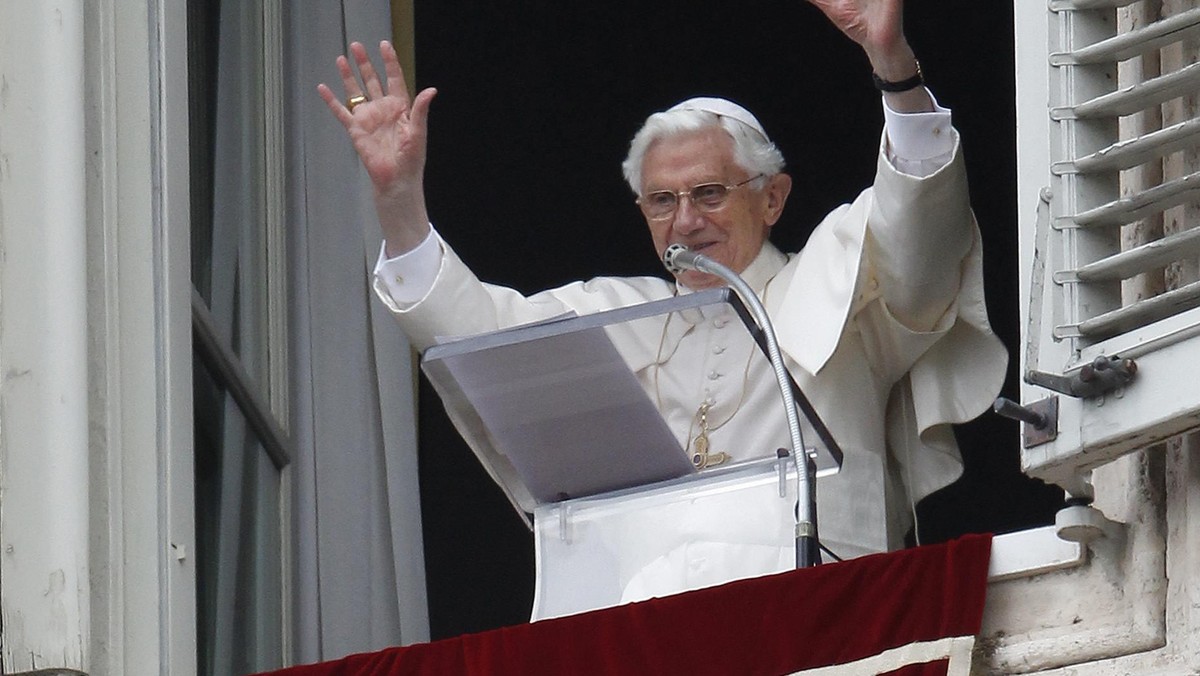 W przypadające w poniedziałek 85. urodziny Benedykta XVI rzecznik Watykanu ksiądz Federico Lombardi powiedział, że papież prowadzi Kościół "z wielką siłą, delikatnością i wiarą" i jest "darem Boga". Podkreślił, że papież "cierpi" z powodu skandalu pedofilii.