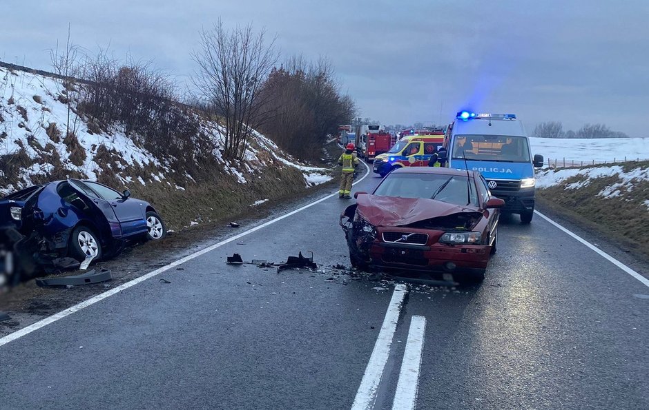 Kolizja pod Olsztynem. 19-letni kierowca seata zderzył się z volvo