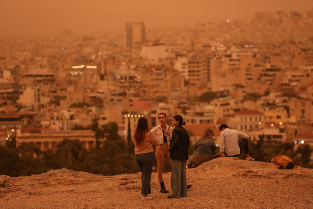 Pomarańczowe niebo nad Atenami to skutek napływu pyłu saharyjskiego