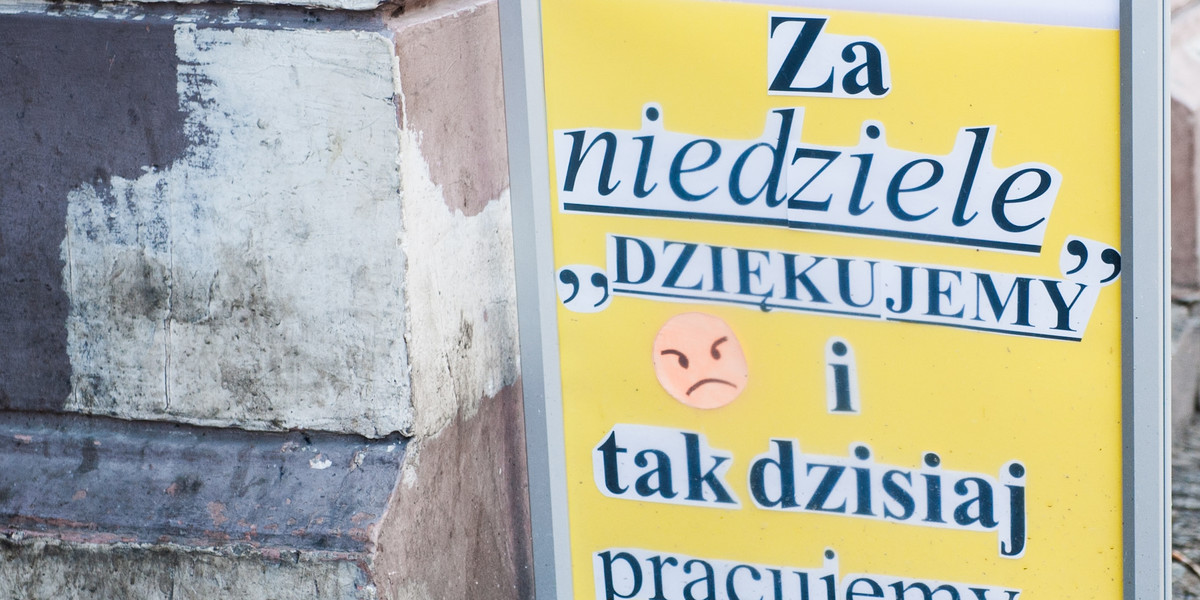 Na zdjęciu: baner reklamowy postawiony na ulicy w Warszawie.