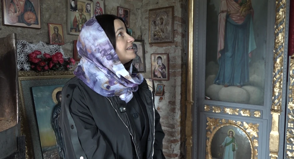 Danijela Stanković, poreklom iz Rumunije, koja danas živi u Srbiji, udata je za oca Dragana  i aktivno učestvuje u obnovi crkve