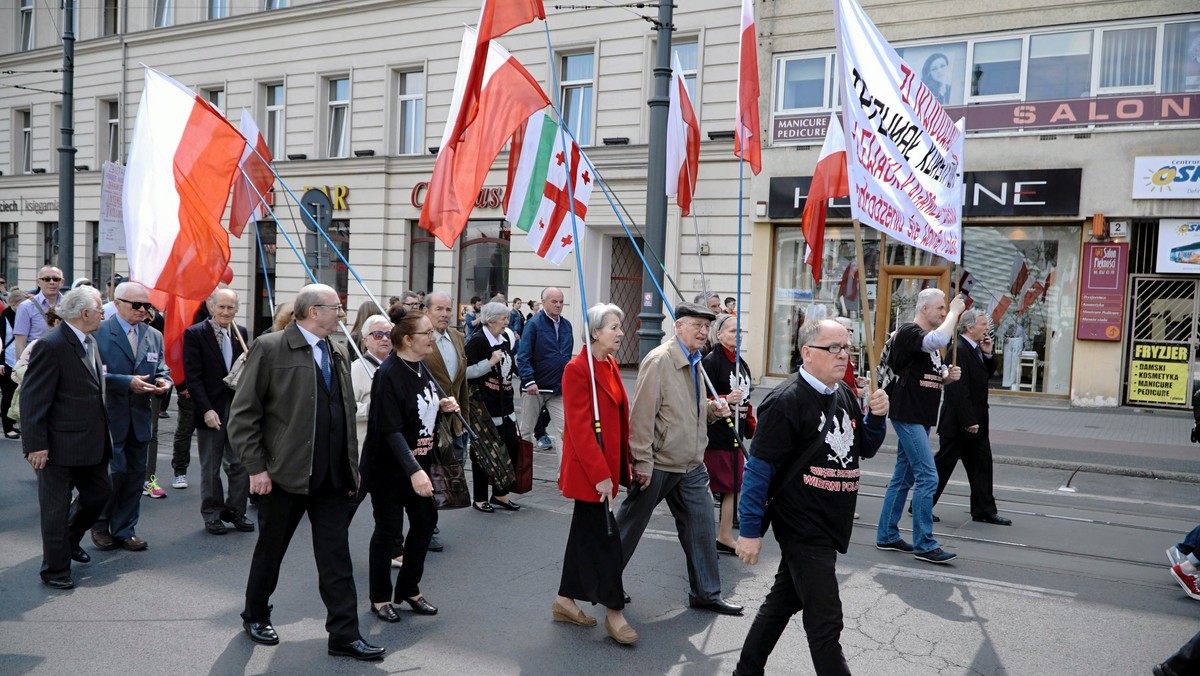 Wielkim pochodem i zabawą na placu Wolności poznaniacy uczcili 225. rocznicę uchwalenia konstytucji 3. maja. Nie obyło się jednak bez drobnego incydentu, ponieważ związek patriotyczny "Wierni Polsce" nawoływał do likwidacji Trybunału Konstytucyjnego.