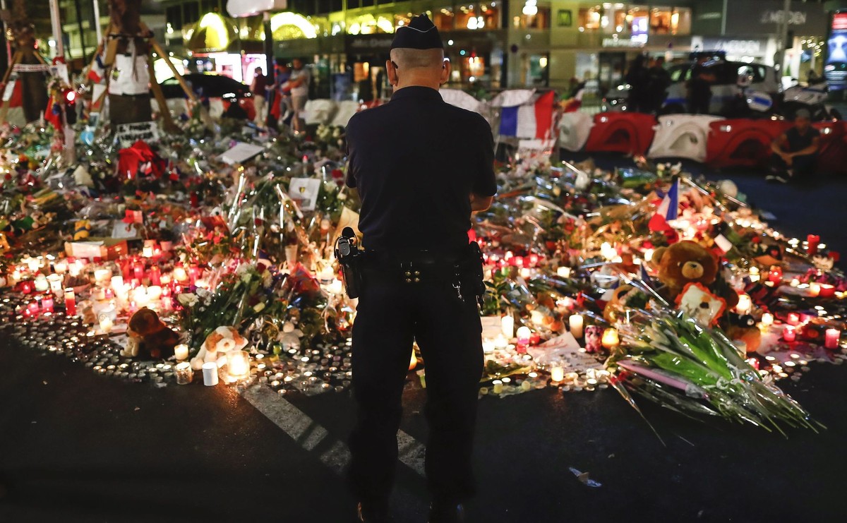 Policjant na miejscu zamachu w Nicei