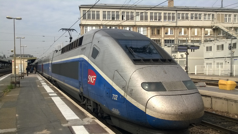 Piętrowy pociąg dużych prędkości TGV na stacji Paris Gare de Lyon Stąd wyruszymy tym właśnie pociągiem do Barcelony i pojedziemy z prędkością 320 kilometrów na godzinę