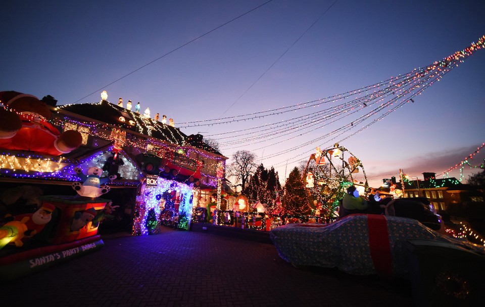 epa06398755 - BRITAIN CHRITSTMAS (Christmas Lights in London)