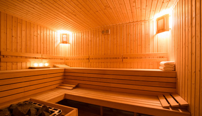 Czy każdy może pójść do sauny? Zasady korzystania z sauny w pigułce