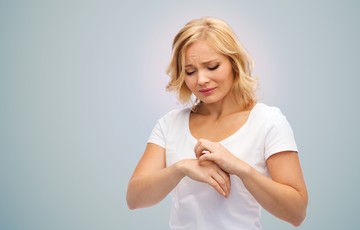 rühesség, tünetei, kezelése, rüh, scabies, rühatka, atkafertőzés, kiütés,  viszketés