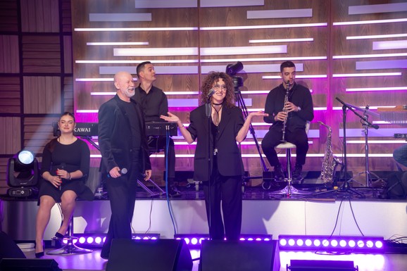 "TADA SAM VOLELA DA IZGLEDAM STARIJE, SAD SA 52 GODINE SAM TINEJDŽERKA" Grupa "Zana" posle godinu i po dana stiže kod Cece! Pogledajte šta vas očekuje u Ceca Show (BLIC TV, 22.15h)