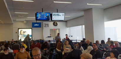 Polacy koczują na lotnisku w USA. Odwołano tysiące lotów