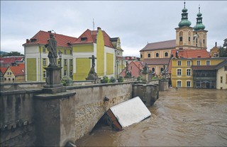 Rzeka Nysa Kłodzka wystąpiła z brzegów w Kłodzku