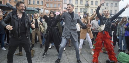 "Taniec z gwiazdami" na Placu Zamkowym.  Fanki wywijały Rafałem Maserakiem i Stefano Terrazzino, a Piasek sędziował maraton twista