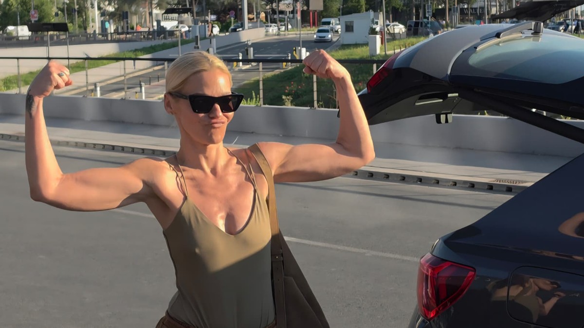 Nataša Bekvalac bez brushaltera na aerodromu 