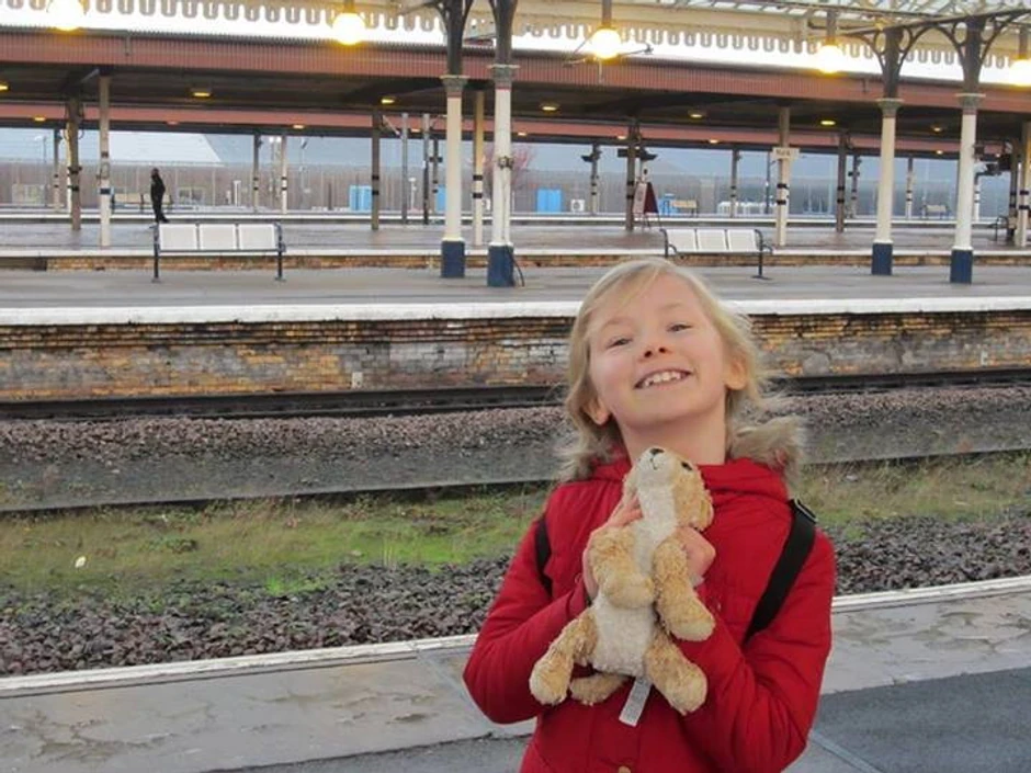 Fibi sa omiljenim medom pred ulazak u voz