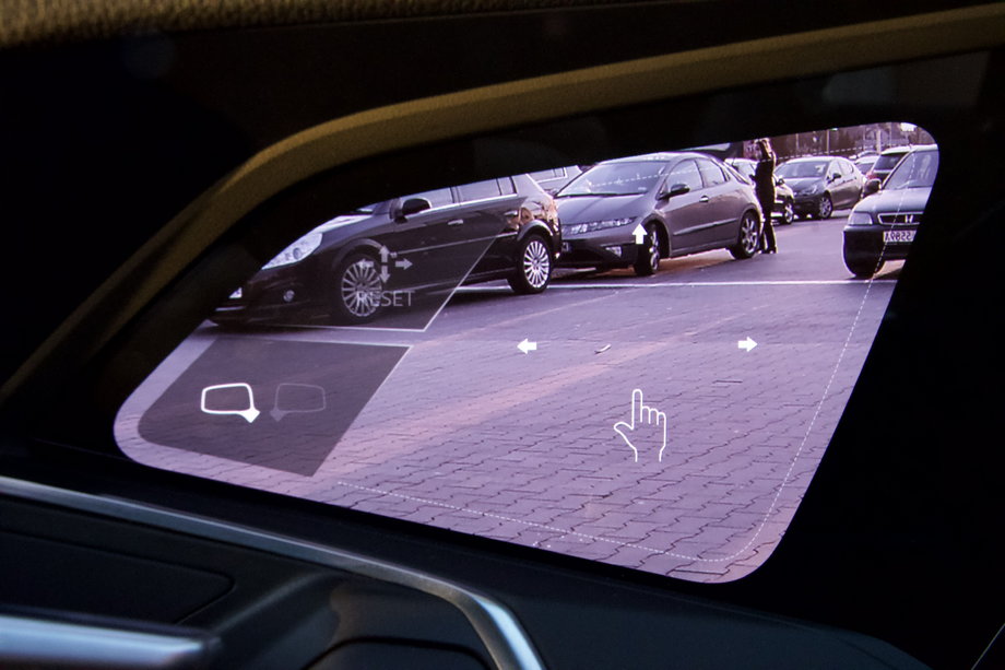 Kąt wyświetlanego obrazu z kamer można regulować, przesuwając palcem po ekranie po stronie kierowcy. Jest też szybkie ustawienie "reset", umożliwiające powrót do domyślnego obrazu. 