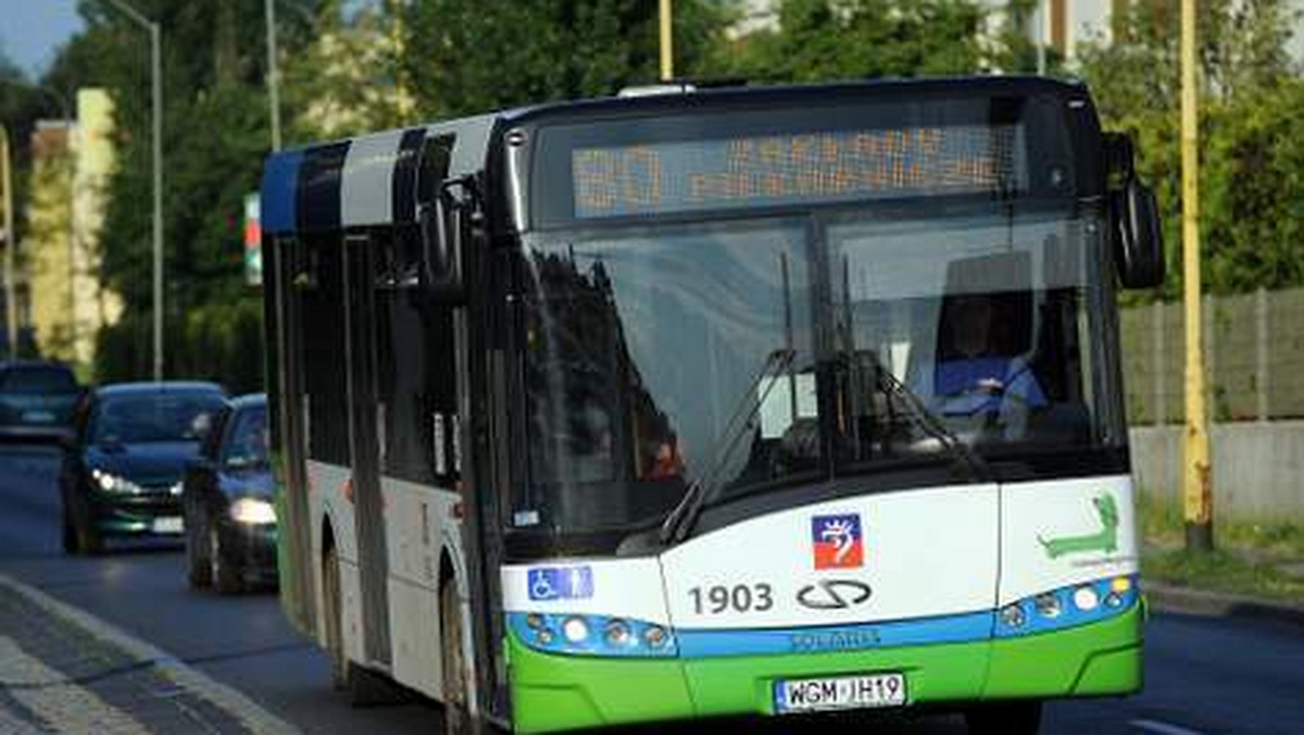 Na początku maja na ulice Szczecina wyjadą autobusy umożliwiające bezpłatne połączenie z internetem. Dzięki wyposażeniu pojazdów w mobilne hot spoty, w czasie podróży będziemy mogli za darmo korzystać z internetu - podaje "Głos Szczeciński".
