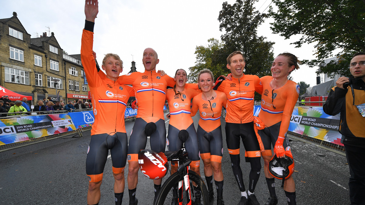Reprezentacja Holandii wywalczyła złoty medal w pierwszej konkurencji kolarskich mistrzostw świata - w jeździe na czas drużyn mieszanych. W składzie zwycięzców znalazła się Riejanne Markus, zawodniczka CCC-Liv. 