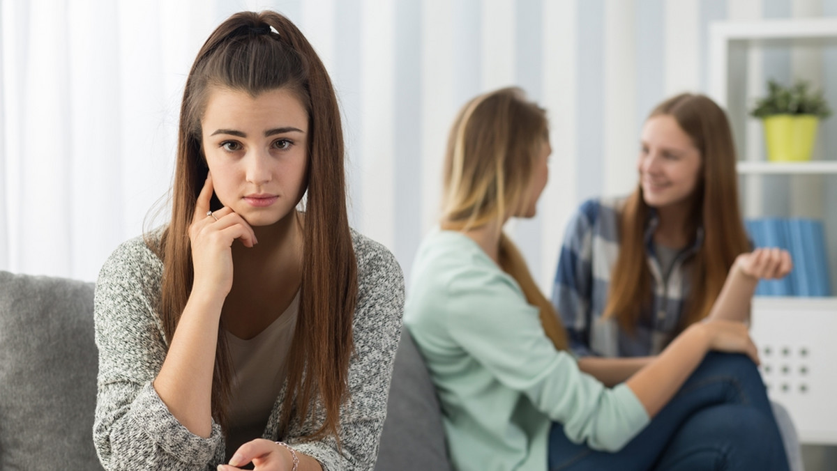 Przyjechałam na studia do Krakowa. Nie dostałam mieszkania w akademiku więc razem z najlepszą przyjaciółką z liceum, która także dostała się na studia, wynajęłyśmy pokój w mieszkaniu studenckim. Pokój był jednak przewidziany na trzy osoby, więc zrobiłyśmy rekrutację na współlokatorkę. Udało nam się szybko nawet znaleźć fajną osobę no i właśnie tutaj jest mój kłopot. Do tej pory ja i Sylwia byłyśmy takimi papużkami nierozłączkami, teraz widzę, że "Nowa" strasznie chce się z nami zaprzyjaźnić. To bardzo fajne, ale chyba jestem zazdrosna o to, że Sylwia i "Nowa" już bardzo się polubiły i nawet ostatnio, kiedy bolała mnie głowa i wolałam zostać w mieszkaniu, poszły we dwie na imprezę. Boję się trochę, że stracę najlepszą przyjaciółkę.