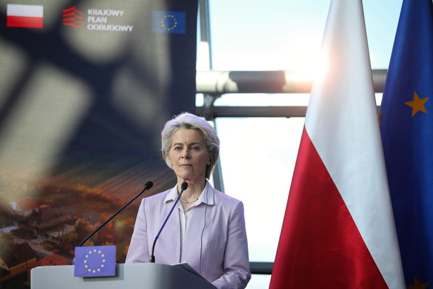 Przewodnicząca Komisji Europejskiej Ursula von der Leyen podczas wspólnej wypowiedzi dla mediów z prezydentem RP Andrzejem Dudą oraz premierem RP Mateuszem Morawieckim