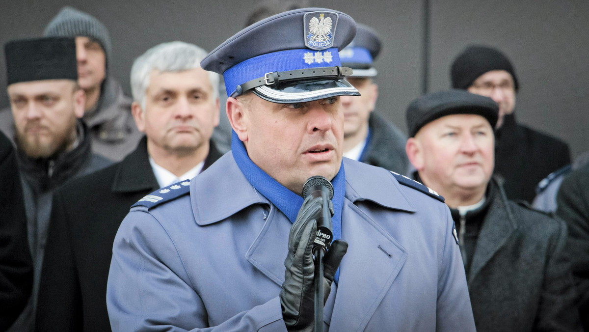 Były komendant główny policji Marek Działoszyński w rozmowie z TVN24 zaprzeczył, że podlegli mu funkcjonariusze inwigilowali dziennikarzy. - Zaprzeczam. Kategorycznie zaprzeczam - mówił jednoznacznie. - Nie będę się odnosił do słów mojego poprzednika. Zadam pytanie: a co miał powiedzieć? Nie jestem jego rzecznikiem. Moje stanowisko w tej sprawie jest jasne - w stosunku do dziennikarzy prowadzone były czynności - powiedział nowy komendant główny policji insp. Zbigniew Maj.