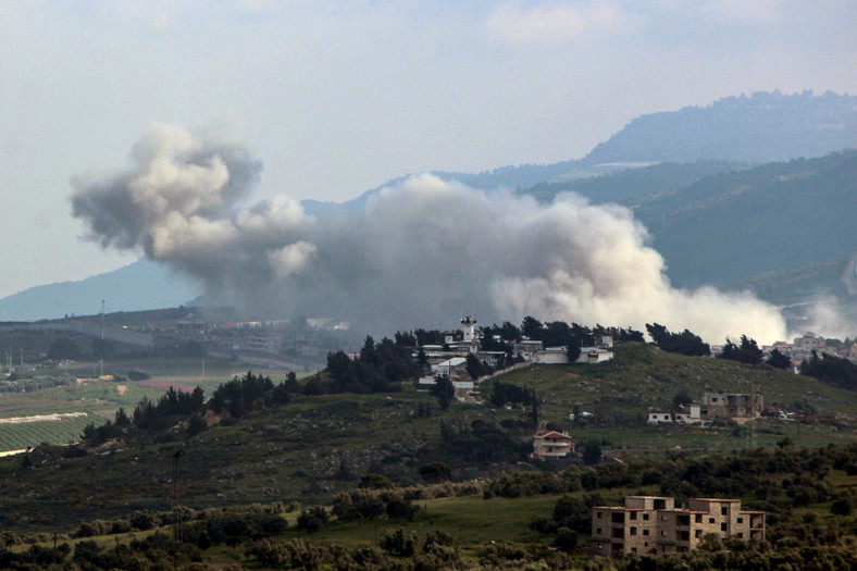 Dym nad libańską wioską Kafar Kila, która stała się celem izraelskiego nalotu, 14 kwietnia 2024 r.