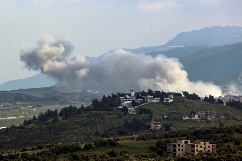 Humo sobre la aldea libanesa de Kafr Kila, objetivo de un ataque aéreo israelí, el 14 de abril de 2024.