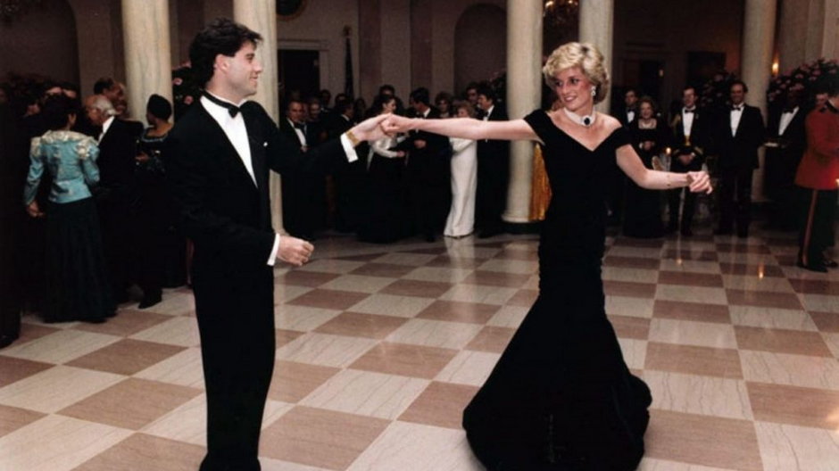 Księżna Diana i John Travolta tańczą na balu w Białym Domu / źródło: Ronald Reagan Library / Wikipedia