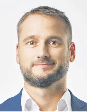 Stanisław Dąbek-partner w kancelarii BLSK Legal, kierujący praktyką Digital. Specjalizuje się w prawie nowych technologii, telekomunikacji i cyberbezpieczeństwie. W przeszłości Dyrektor Departamentu Telekomunikacji w Ministerstwie Cyfryzacji, odpowiedzialny m.in.. za wdrożenie naziemnej telewizji cyfrowej oraz funduszy unijnych. Doradzał przy strategicznych projektach infrastrukturalnych i transakcjach w sektorze technologicznym.
