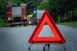 kamizelka odblaskowa i apteczka za granicą 2026: co naprawdę mówi konwencja wiedeńska prawo samochodem za granice wyjazd wyposazenie pojazdu mandat chorwacja austria czechy slowenia slowacja niemcy wlochy