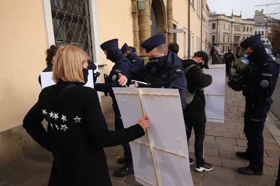 Strajk kobiet po wyroku TK w sprawie aborcji. Protestujący ułożyli napis "Dom Szatana" przed krakowską kurią