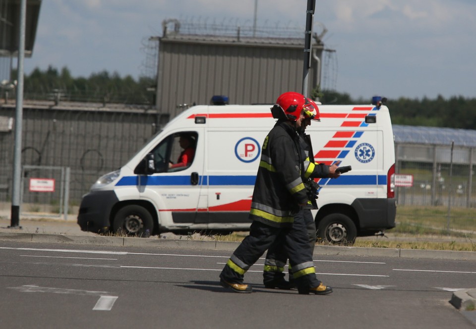 Na miejsce przyjechały też inne służby, m.in. kilkanaście wozów straży pożarnej i karetki pogotowia ratunkowego