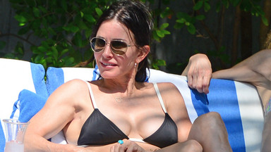 Courteney Cox kusi ciałem na wakacjach. Jak prezentuje się w bikini?