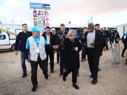 Trapery, cebulka i sierść na biodrach. Minister Kempa w fatalnej stylizacji w Jordanii. FOTO