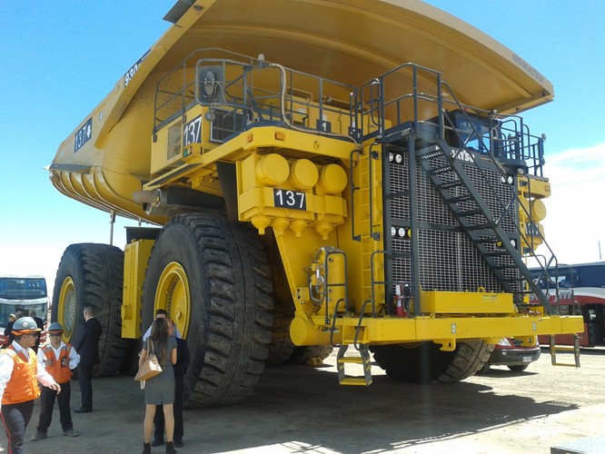 Ogromne ciężarówki - zwane fachowo wozami odstawczymi - służące w kopalni Sierra Gorda do wywożenia urobku, mają nośność ponad 300 ton.<br><br> fot. Bartłomiej Mayer