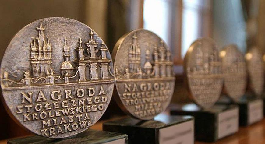 Tradycja Nagród Miasta Kraków sięga XVI w. Wyróżnienie po raz pierwszy zostało przyznane w 1535 r. Mikołajowi Jaskierowi za uregulowanie prawa miejskiego.