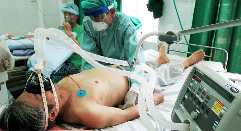 An Italian patient of Vietnamese origin, suffering from the pneumonia-like Severe Acute Respiratory Syndrome (SARS), breathes via a respirator in Hanoi's National Institute for Clinical Research in Tropical Medicine, April 3, 2003.