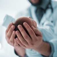 Hihetetlen, ahogy ez az újszülött reagált: vajon mi történik az orvos és közte?