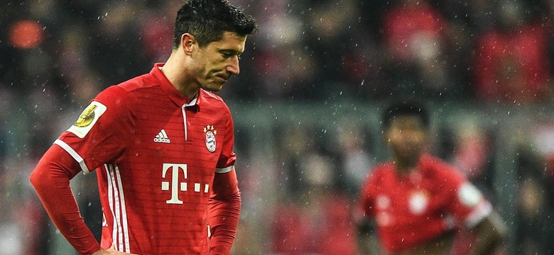 Lewandowski nie popisał się. Zmarnował kilka okazji i Bayern odpadł z Pucharu Niemiec. WIDEO
